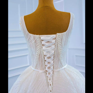 Robe de mariée trapèze en dentelle scintillante à col carré et fente pour la jambe