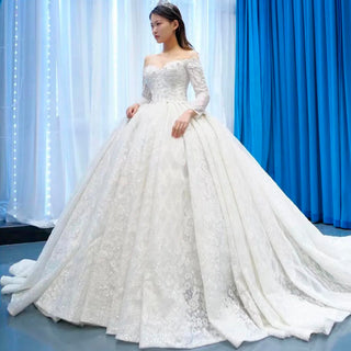 Elegante vestido de novia de encaje con hombros descubiertos y mangas largas