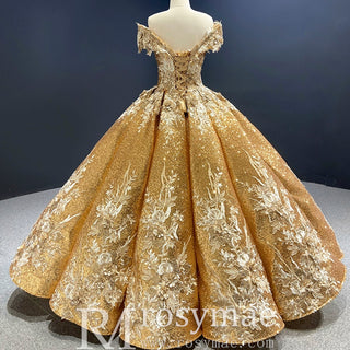 Vestido de quinceañera con hombros descubiertos y estampado floral dorado