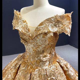 Vestido de quinceañera con hombros descubiertos y estampado floral dorado