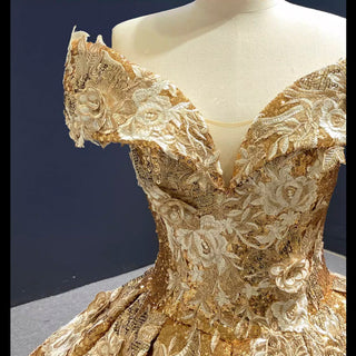 Vestido de quinceañera con hombros descubiertos y estampado floral dorado