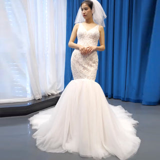 Vestido de novia de sirena con escote en V y encaje en la espalda baja