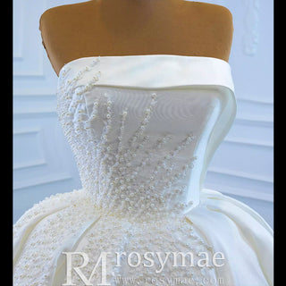 Robe de mariée en satin à col droit et à perles