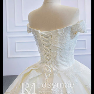 Robe de mariée bouffante à épaules dénudées et volants