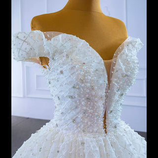 Robe de mariée à épaules dénudées et perles