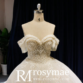Robe de mariée en robe de bal à épaules dénudées avec dentelle appliquée