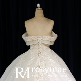 Robe de mariée en robe de bal à épaules dénudées avec dentelle appliquée