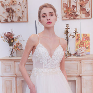 Sexy-V-Neck-Lace-Wedding-Gowns